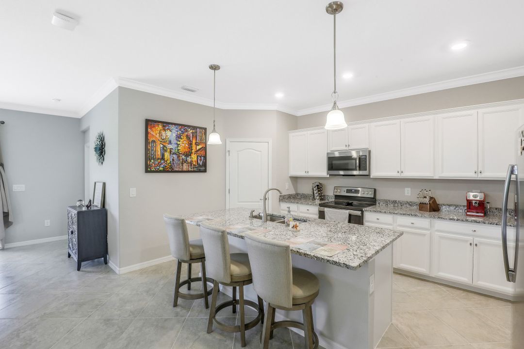 9460 Foxglove Ln, Naples, FL 34120