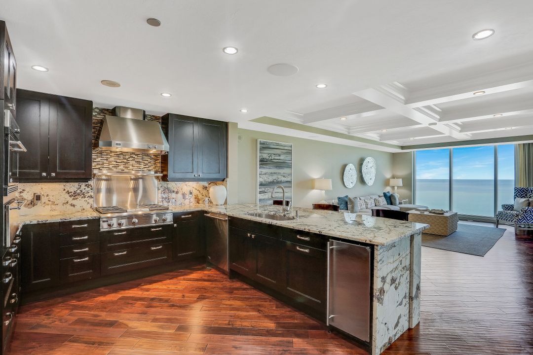 11125 Gulf Shore Dr #606, Naples, FL 34108