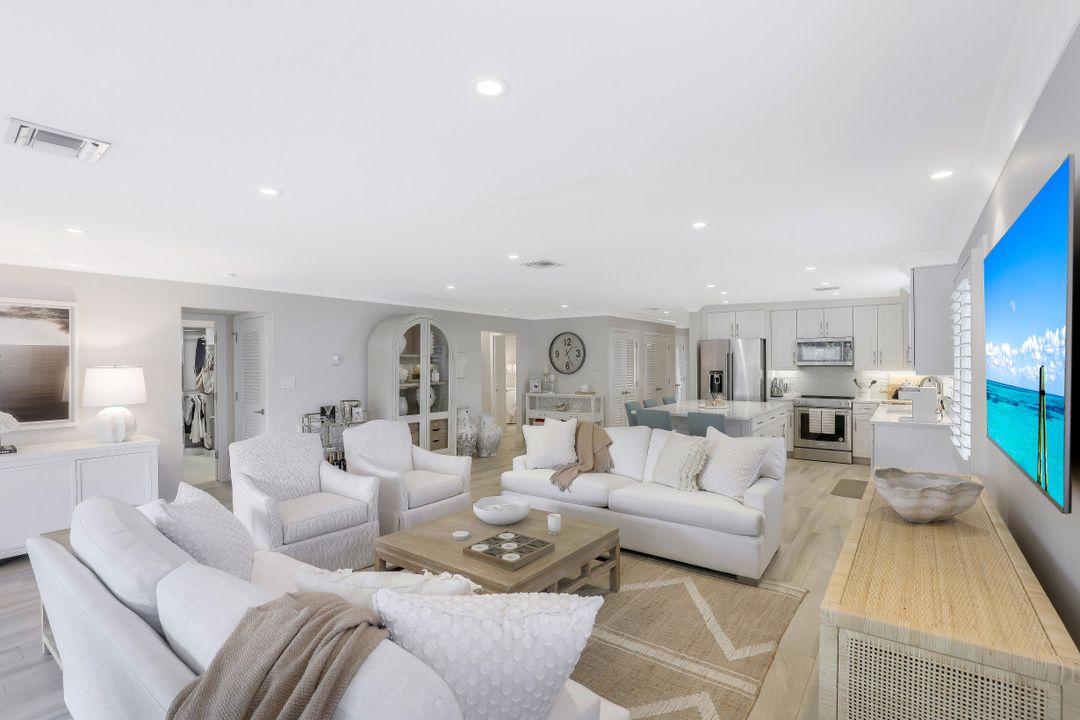 225 5th Ave S #104, Naples, FL 34102