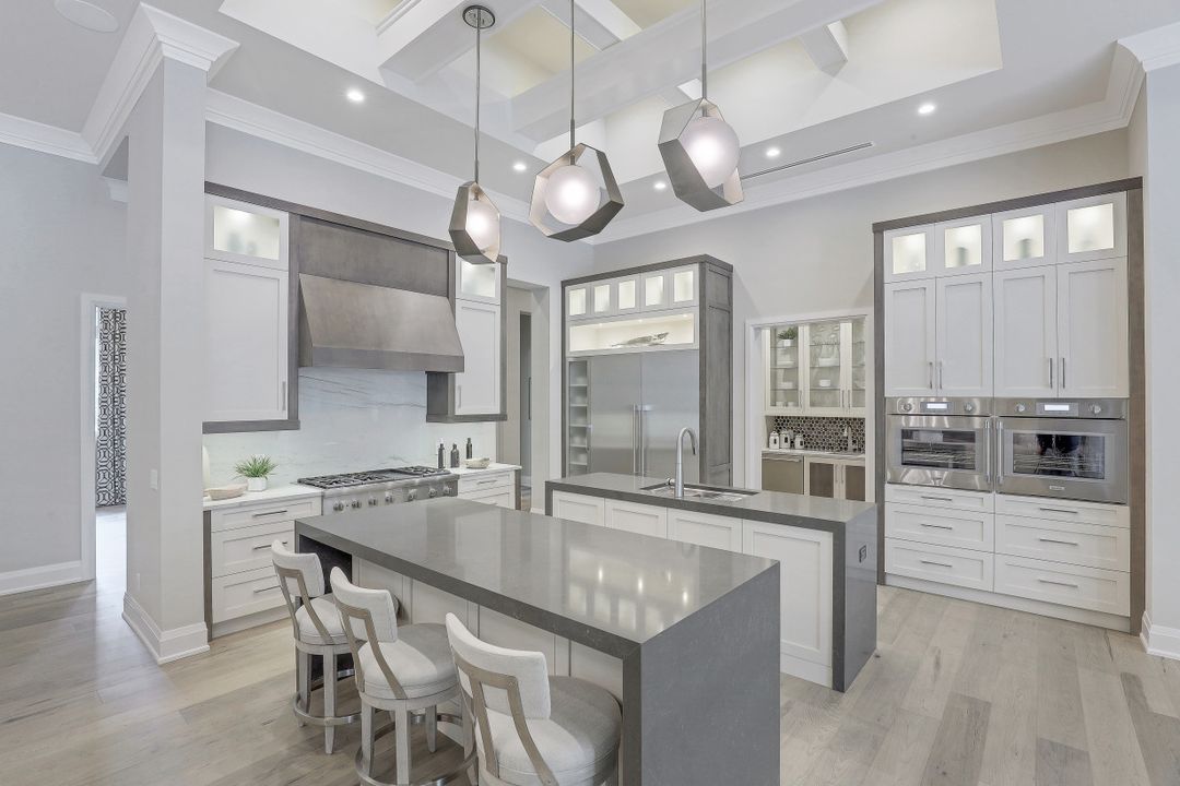 4490 Wayside Dr, Naples, FL 34119