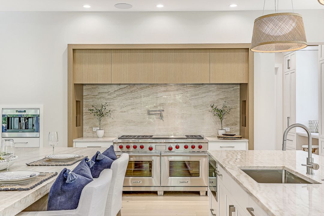 1040 2nd St S, Naples, FL 34102