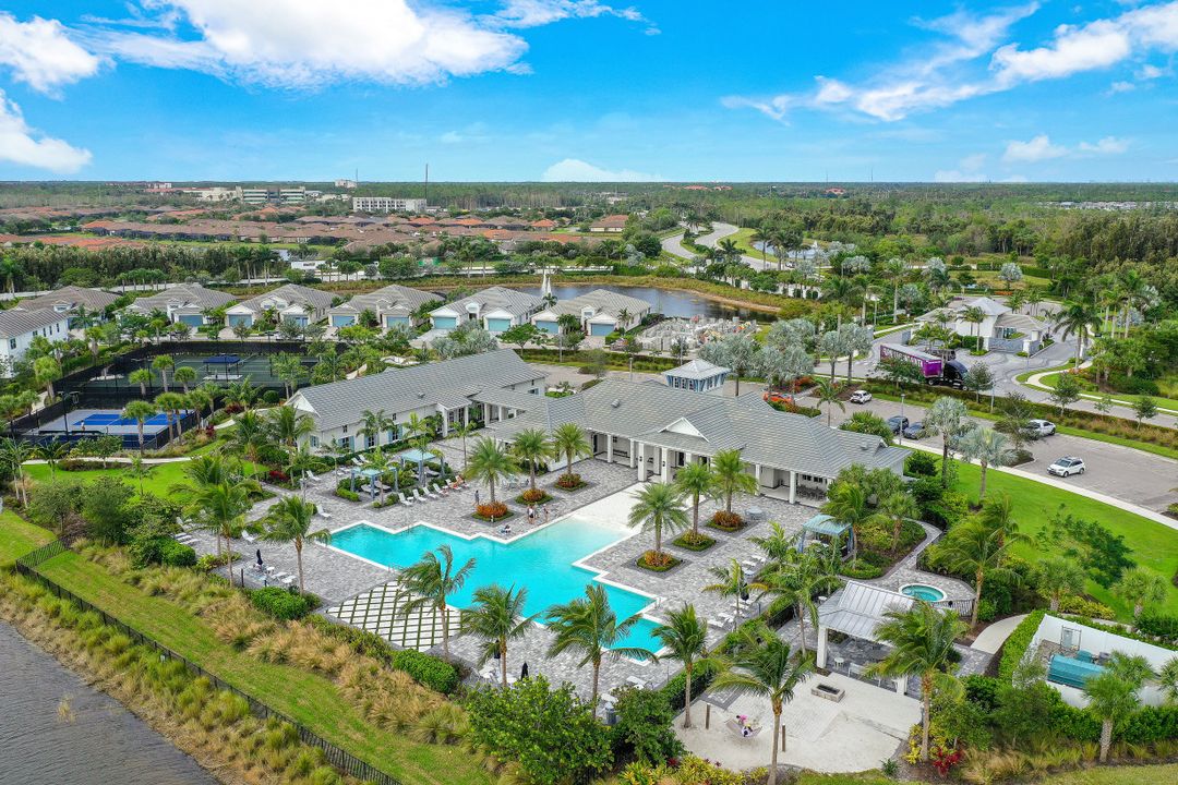 9003 Redonda Dr, Naples, FL 34114