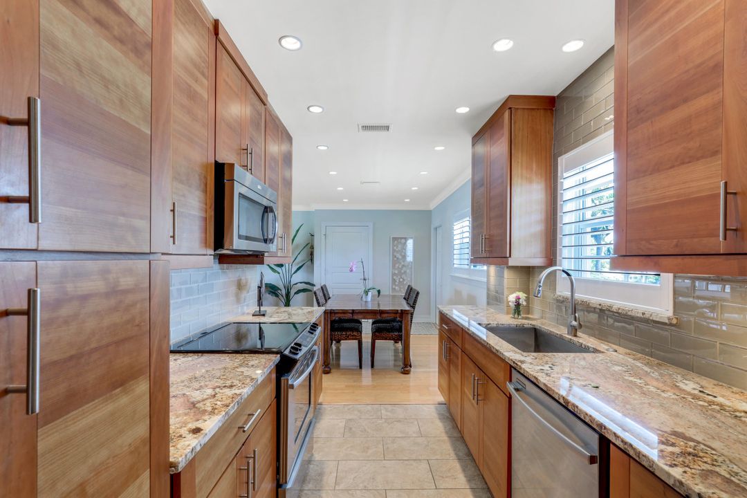 383 Harbour Dr #302, Naples, FL 34103