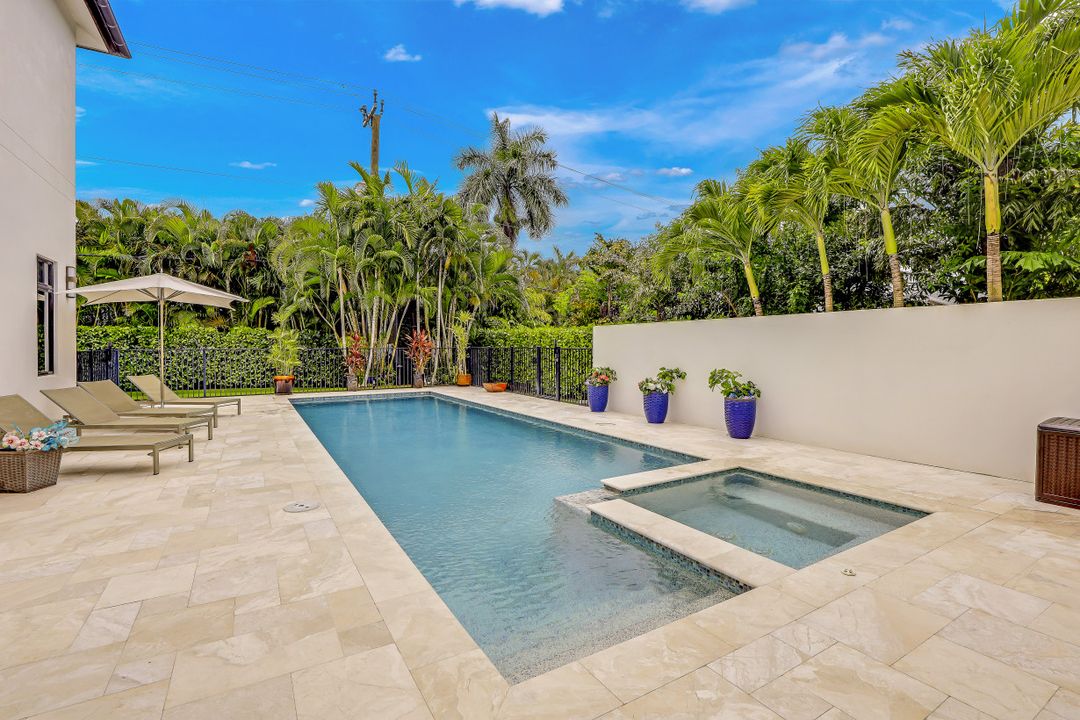 1824 Alamanda Dr, Naples, FL 34102