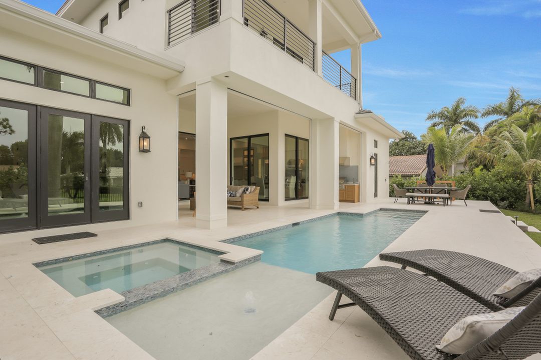 725 Parkview Ln, Naples, FL 34103