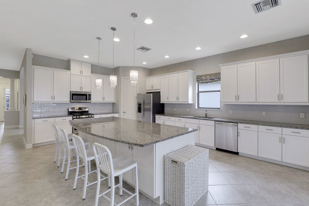 8450 Palacio Terrace W, Naples, FL 34114