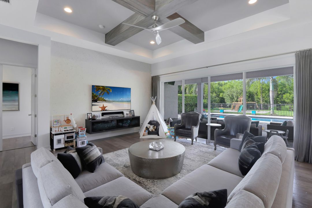 5931 Spanish Oaks Ln, Naples, FL 34119