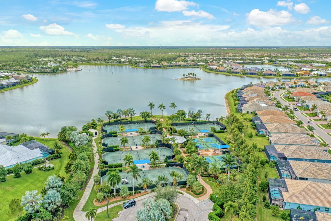 14708 Edgewater Cir, Naples, FL 34114