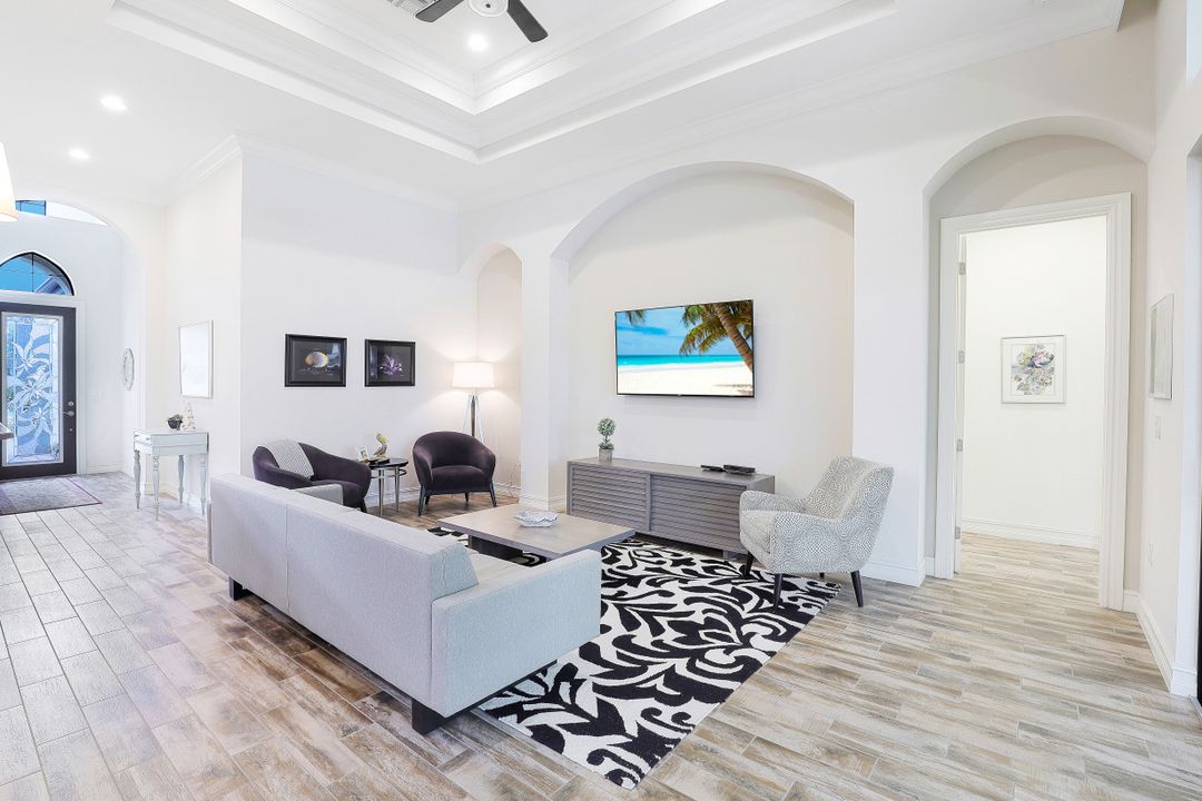 7327 Lantana Cir, Naples, FL 34119