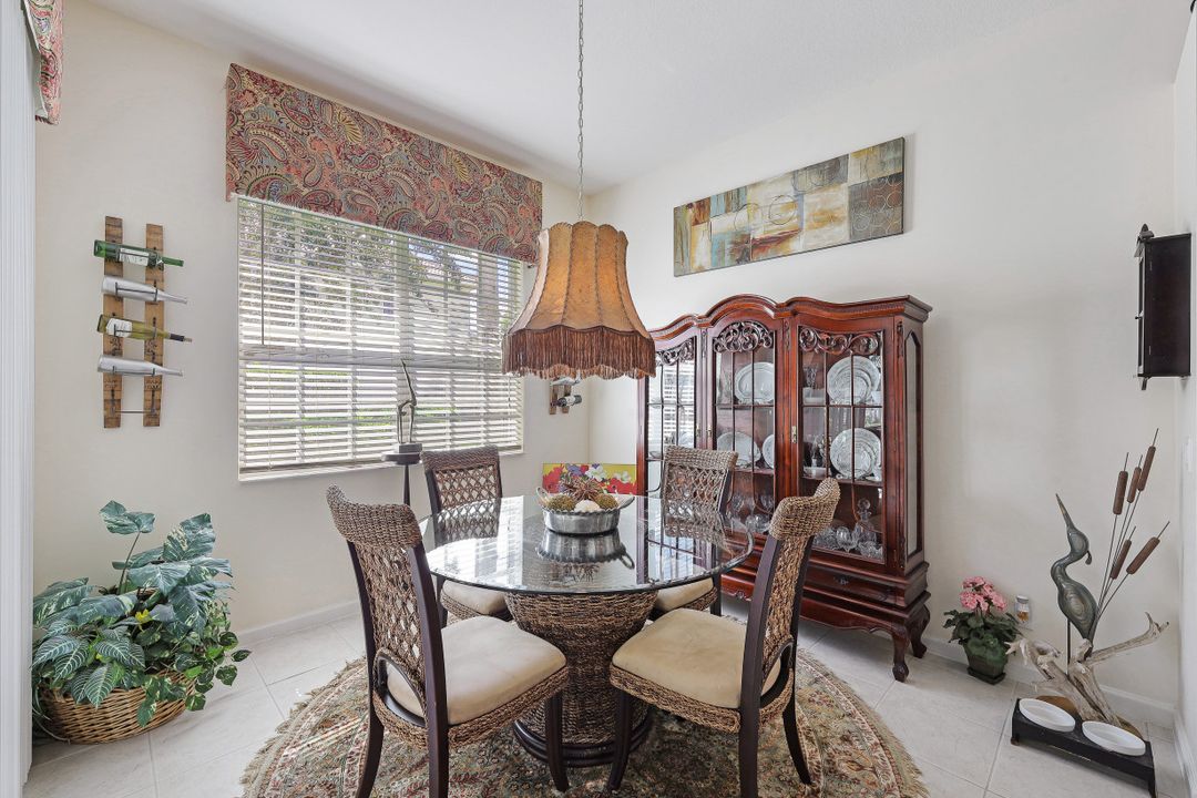 15842 Los Reyes Ln, Naples, FL 34110