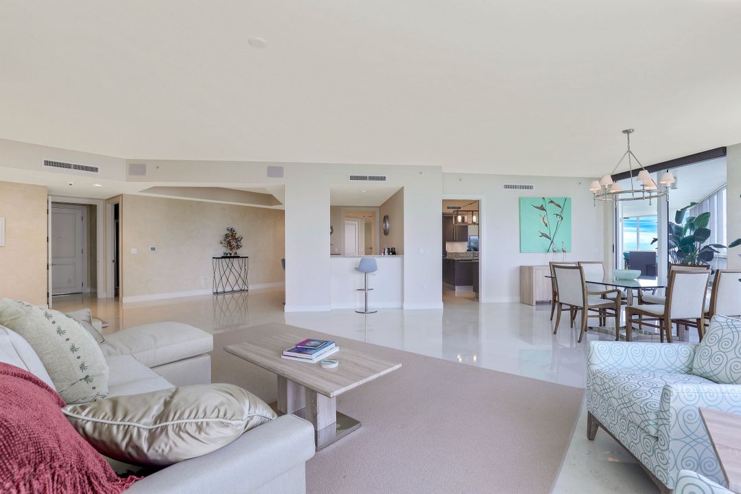 13675 Vanderbilt Dr #610, Naples, FL 34110