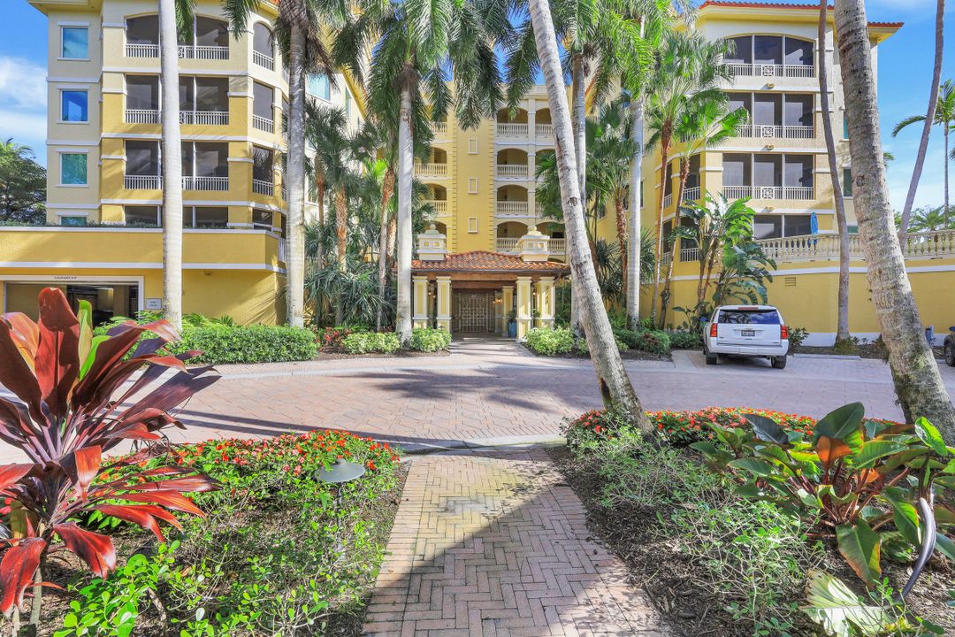 2748 Tiburon Blvd E #304, Naples, FL 34109