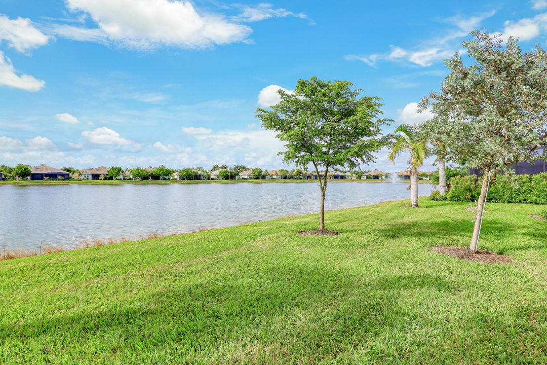 14708 Edgewater Cir, Naples, FL 34114