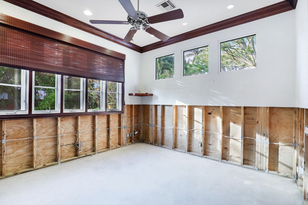 140 2nd Ave S, Naples, FL 34102