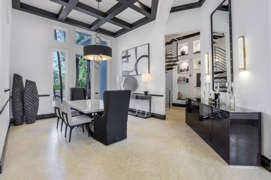 6262 Standing Oaks Ln, Naples, FL 34119