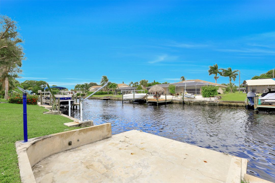 825 Lucerne Pkwy, Cape Coral, FL 33904