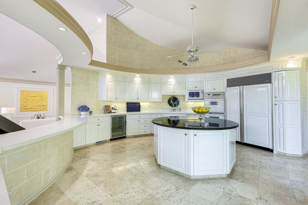 925 Spyglass Ln, Naples, FL 34102