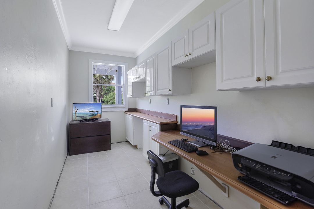 39 W Pelican St, Naples, FL 34113