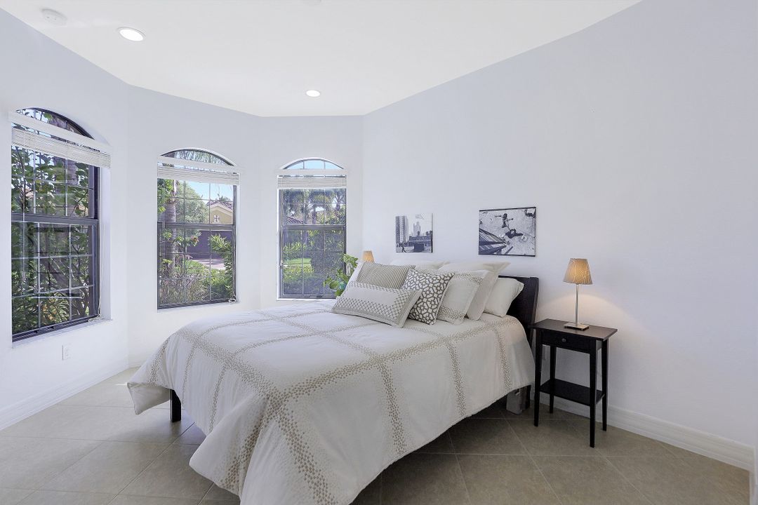 3718 Pleasant Springs Dr, Naples, FL 34119