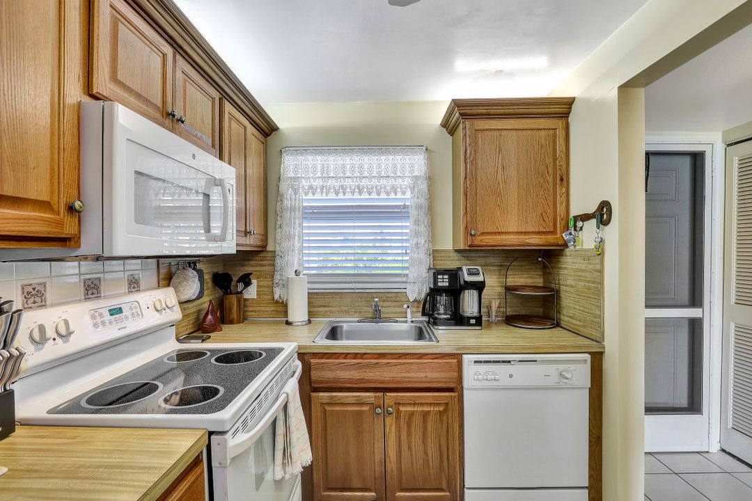 190 Turtle Lake Ct #203, Naples, FL 34105