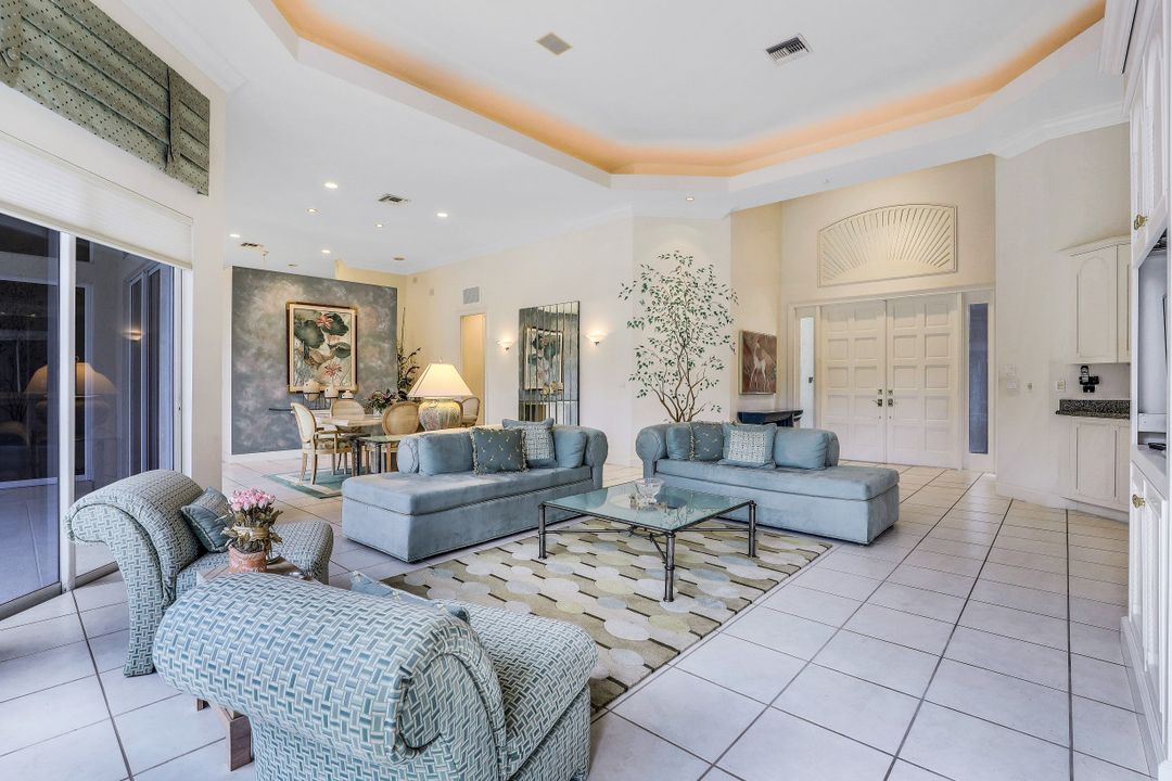 987 Barcarmil Way, Naples, FL 34110