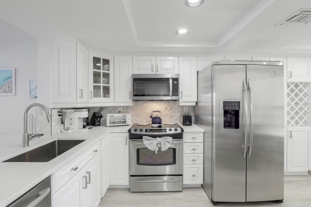 9101 Vanderbilt Dr #203, Naples, FL 34108