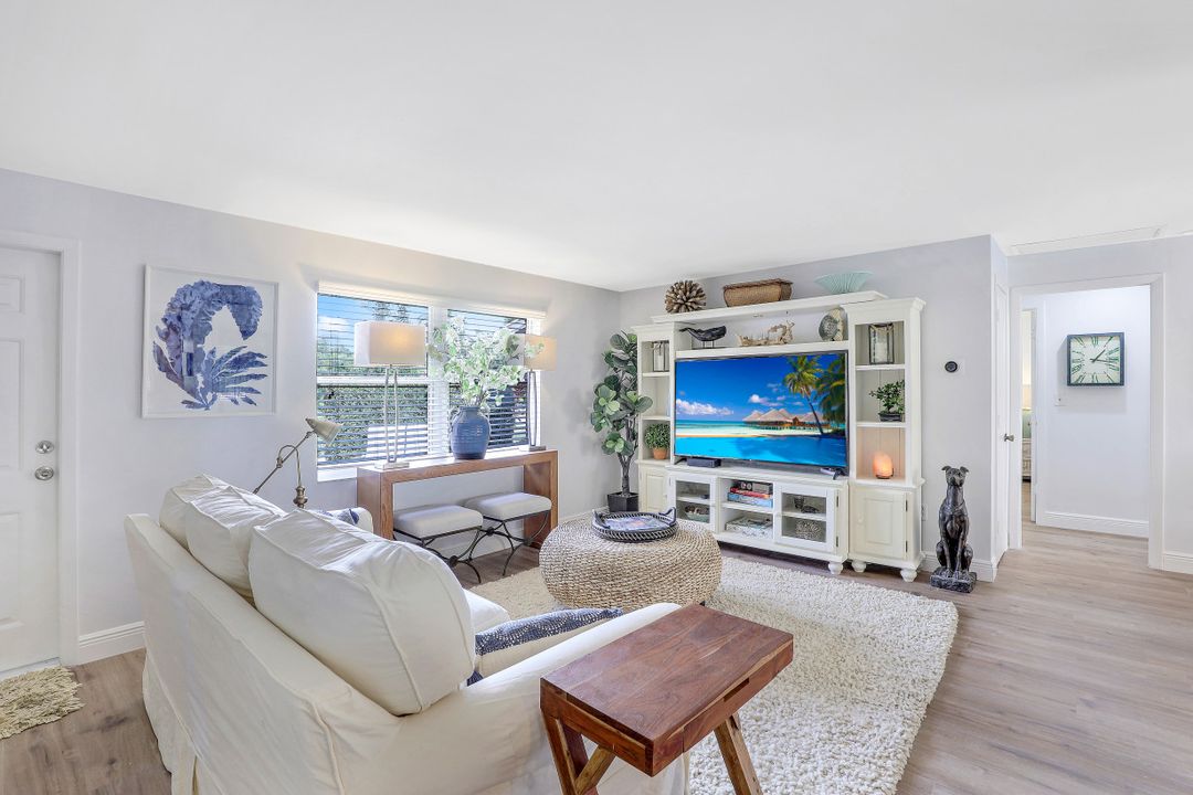 580 105th Ave N, Naples, FL 34108