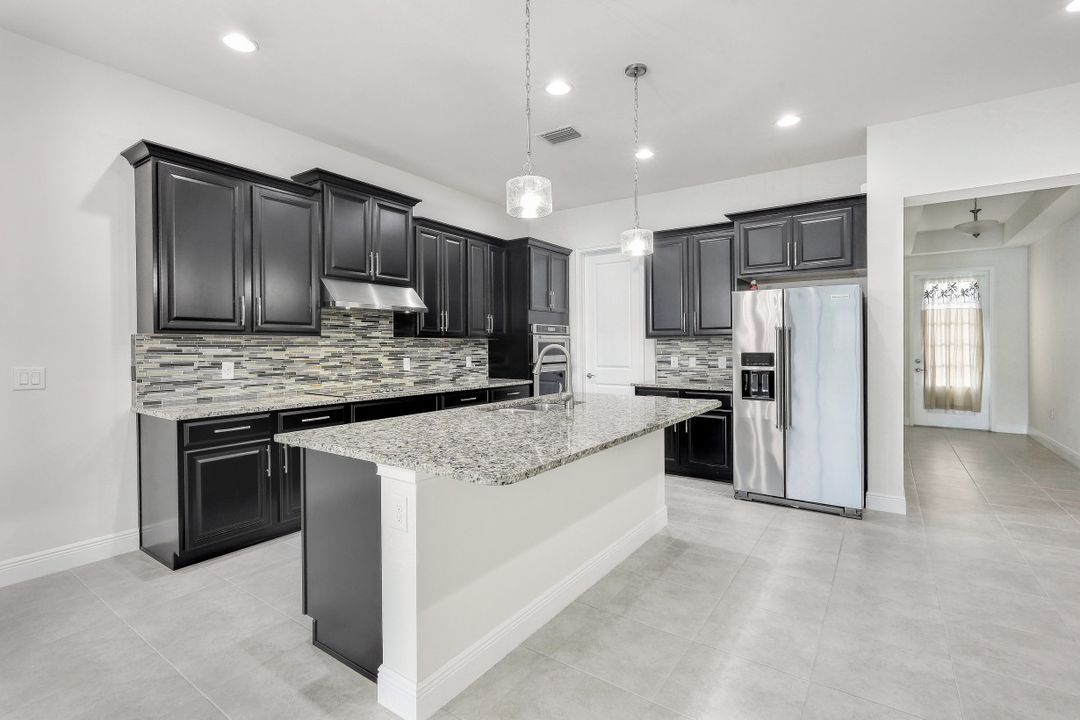 3271 Pilot Cir, Naples, FL 34120