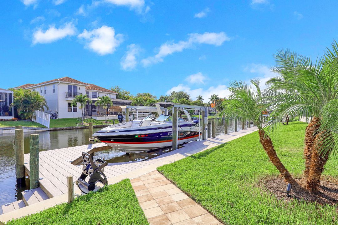 5232 Seminole Ct, Cape Coral, FL 33904