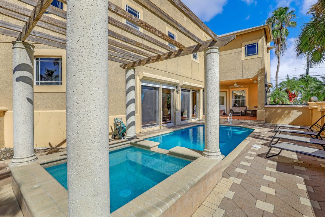 9625 6th St N, Naples, FL 34108