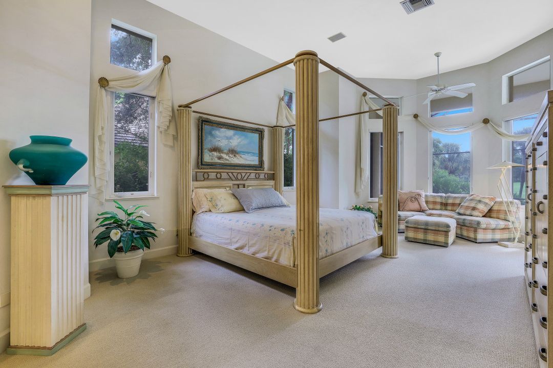 987 Barcarmil Way, Naples, FL 34110