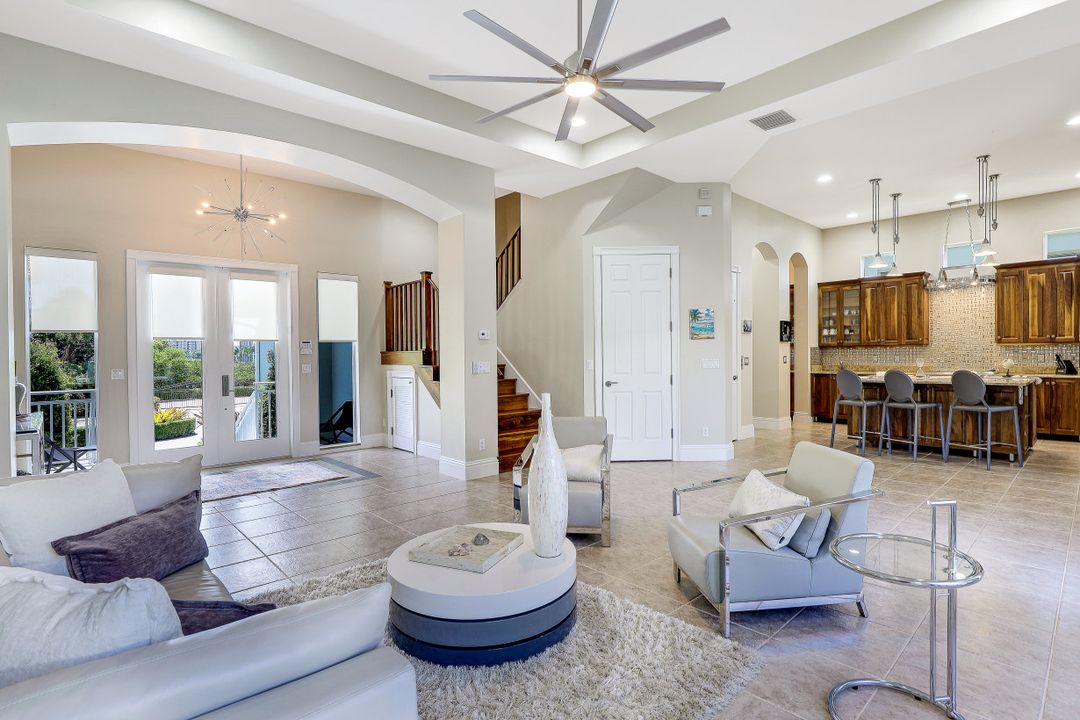 9242 Vanderbilt Dr, Naples, FL 34108