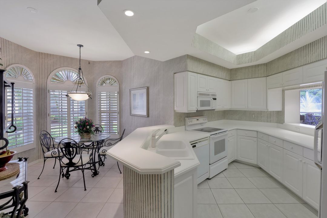 1825 Seville Blvd #811, North Naples, FL 34109