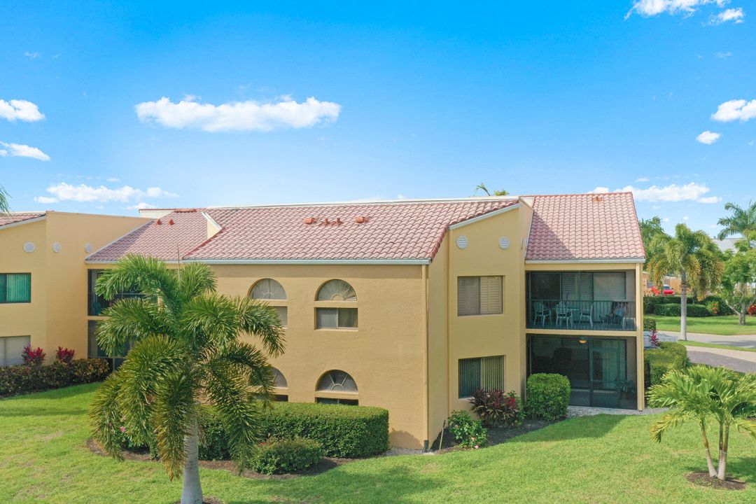 571 Beachwalk Cir #104, Naples, FL 34108