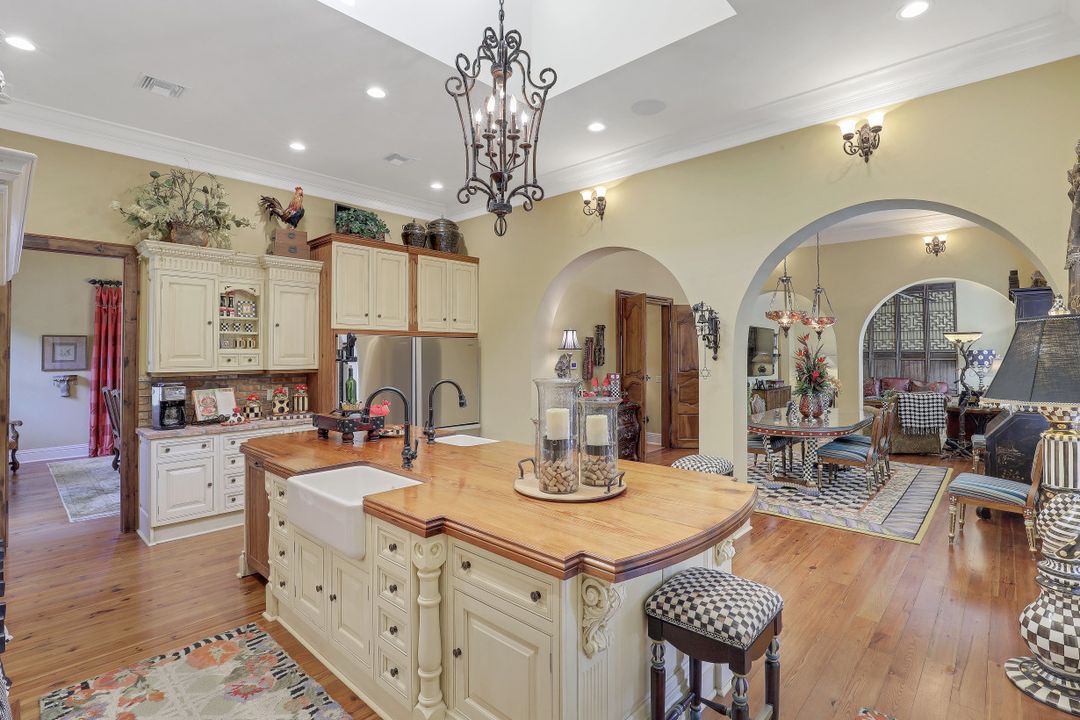 353 Chancery Cir, Naples, FL 34110