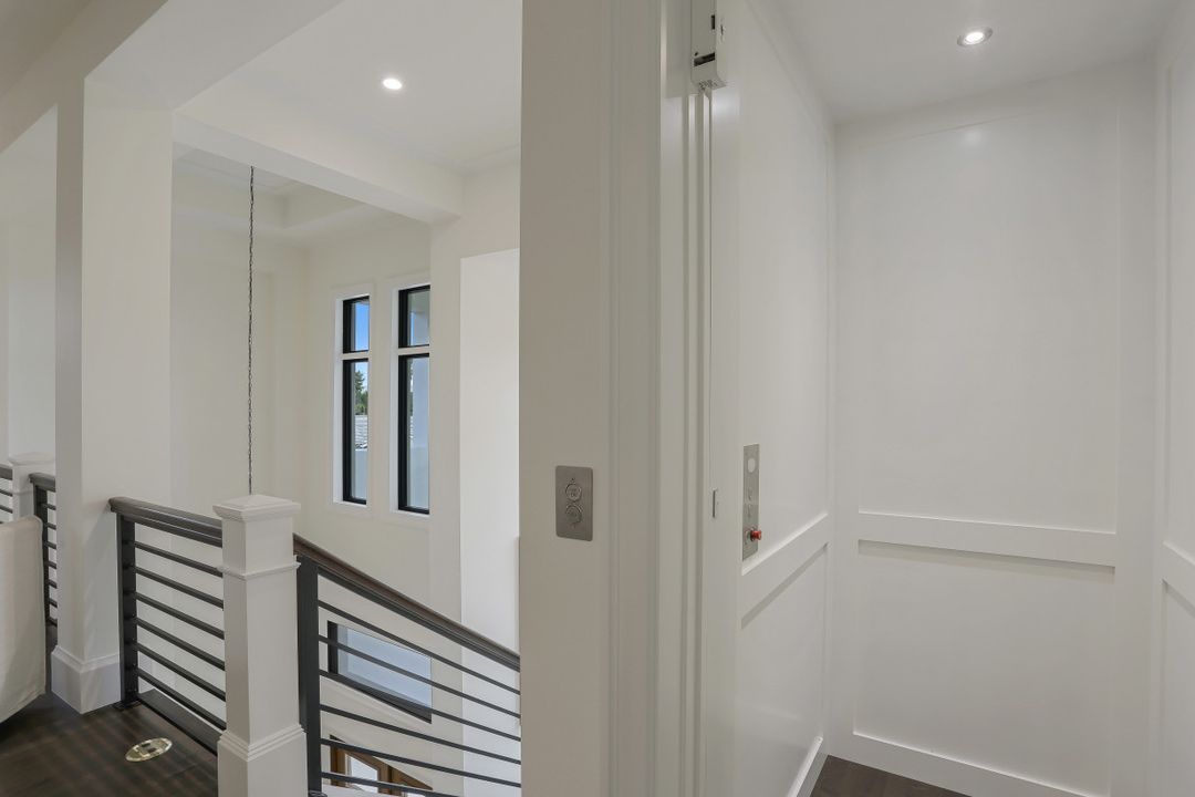 725 Parkview Ln, Naples, FL 34103