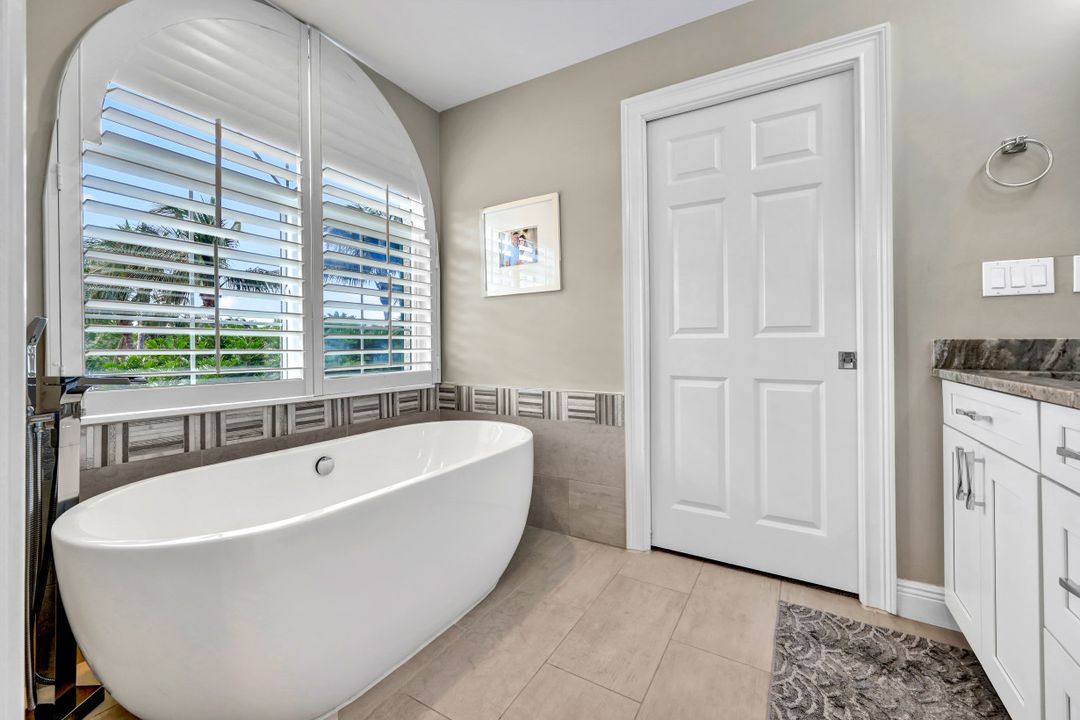 431 4th Ave S, Naples, FL 34102