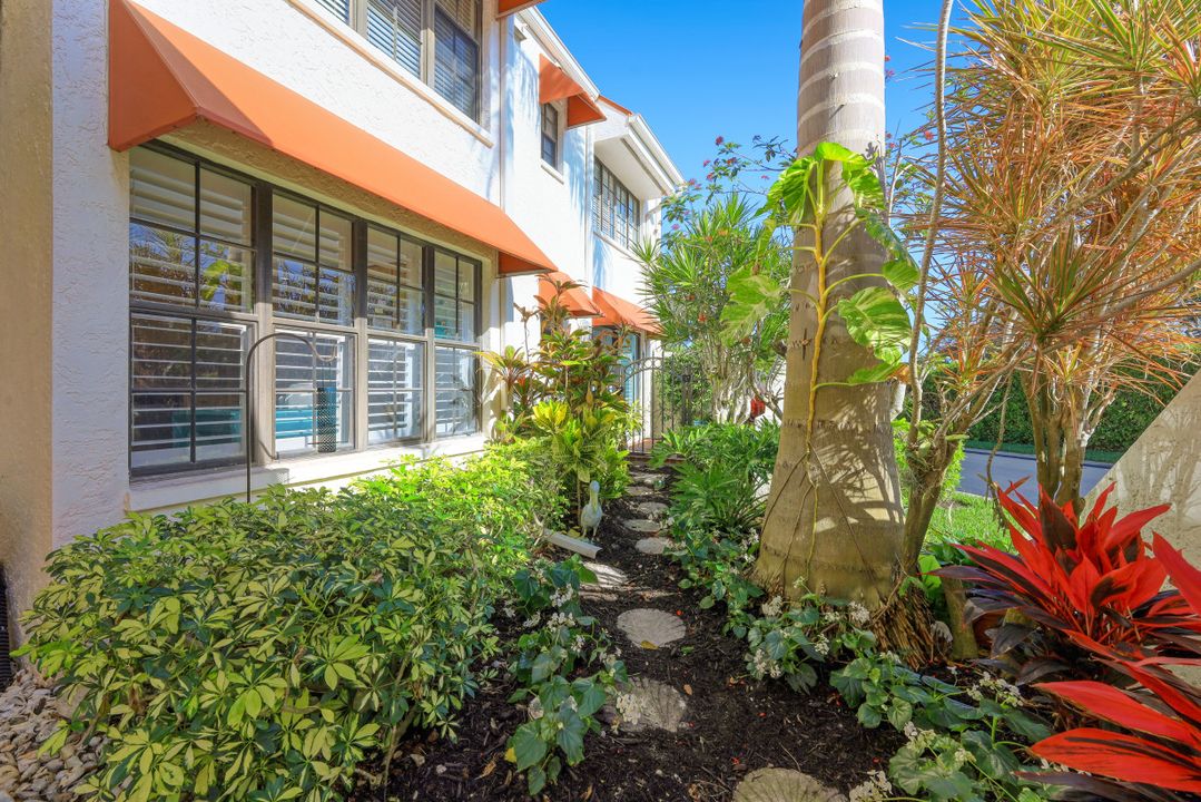 511 Serendipity Dr, Naples, FL 34108