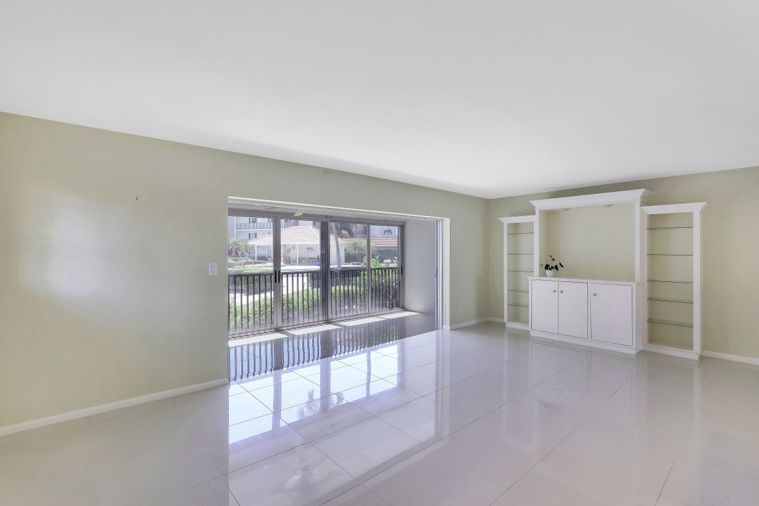 222 Harbour Dr #104, Naples, FL 34103