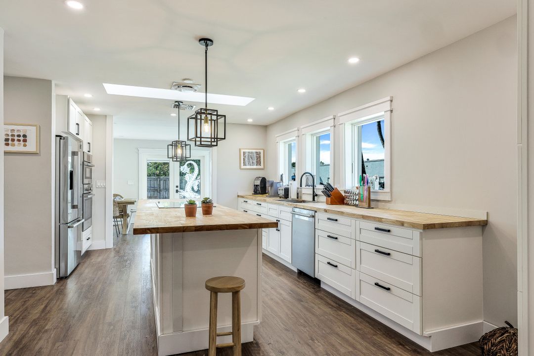 3722 10th St N, Naples, FL 34103