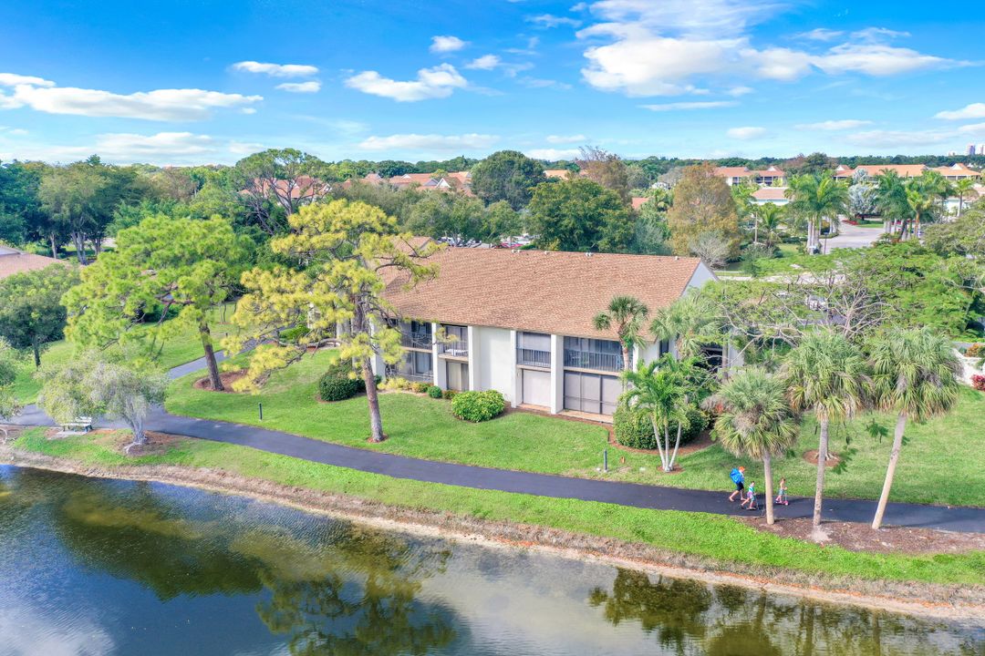 560 Retreat Dr #201, Naples, FL 34110