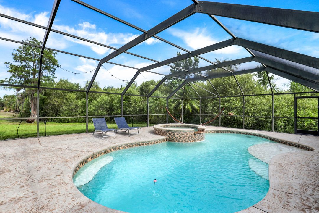 1941 Oakes Blvd, Naples, FL 34119