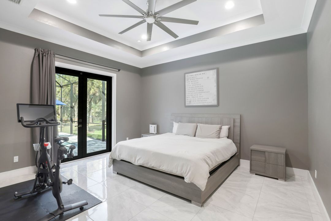 481 7th St NW, Naples, FL 34120