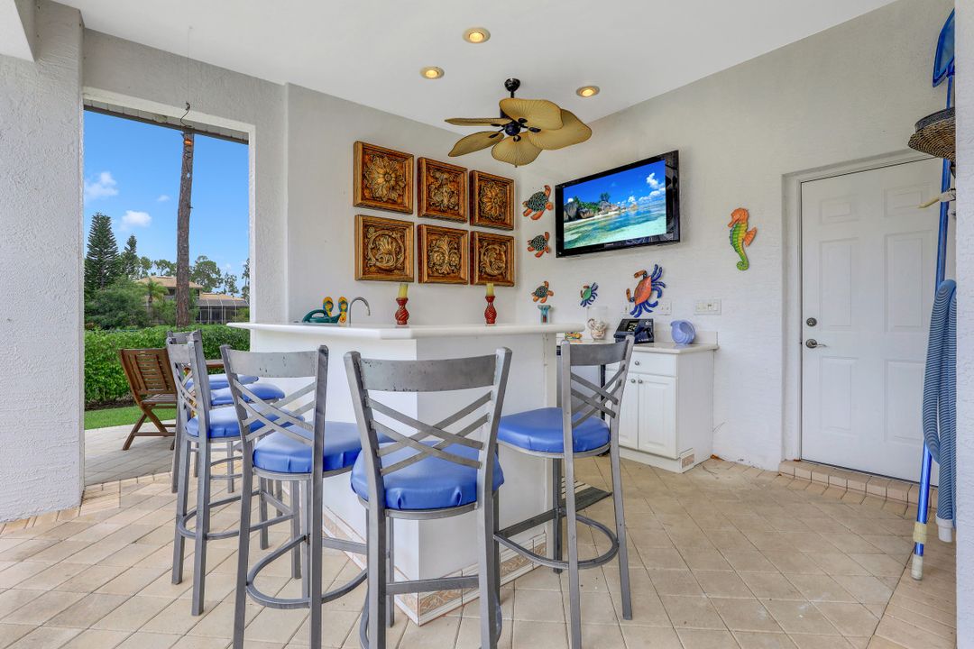 9925 Clear Lake Cir, Naples, FL 34109