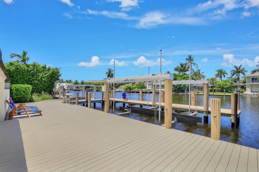 1940 6th St S, Naples, FL 34102