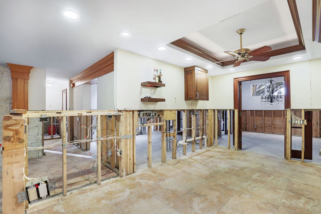 140 2nd Ave S, Naples, FL 34102