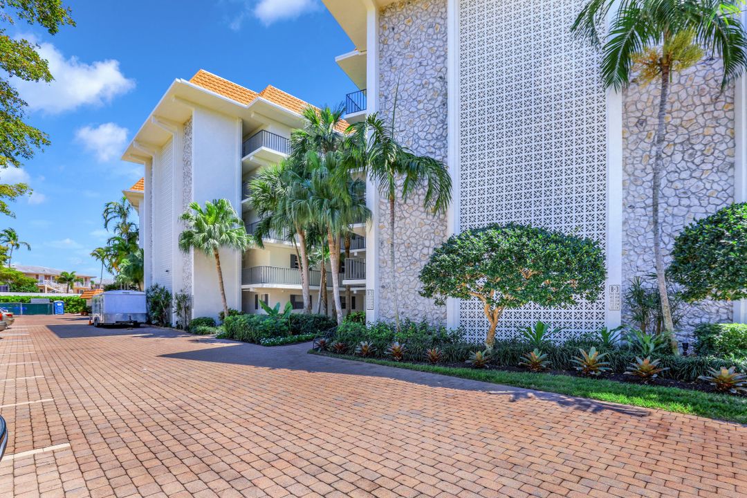 222 Harbour Dr #104, Naples, FL 34103