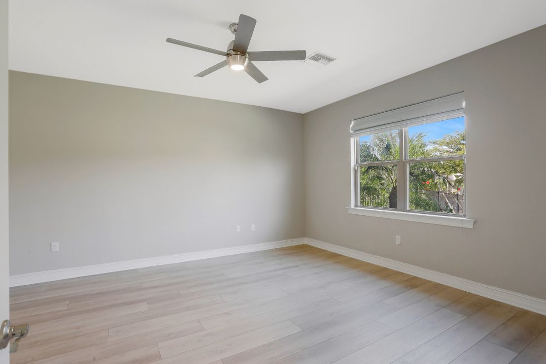 16387 Barclay Ct, Naples, FL 34110