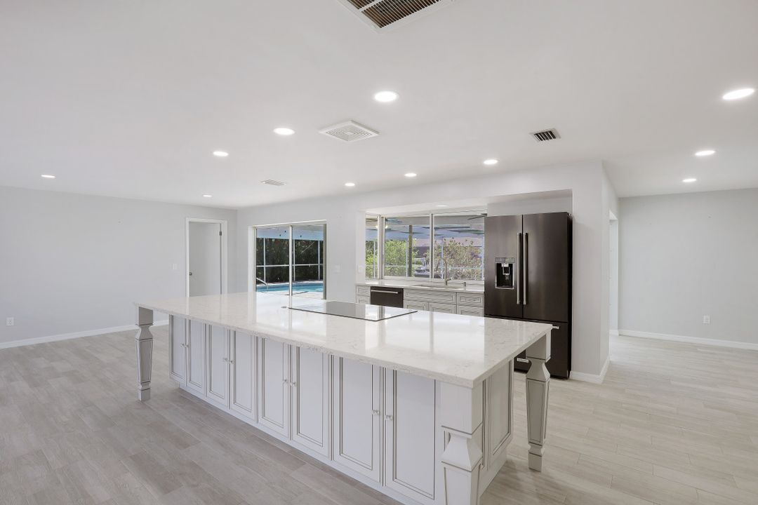 288 Grapewood Ct, Marco Island, FL 34145