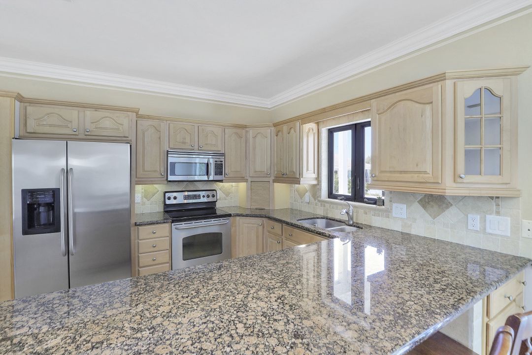 39 W Pelican St, Naples, FL 34113